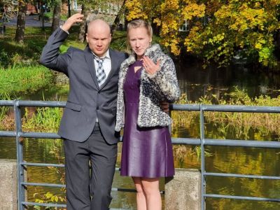 Lauri Vuohensilta is on a suit and Anni Vuohensilta is wearing a purple dress.